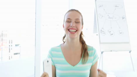 mujer de negocios casual recibiendo buenas noticias en el teléfono inteligente