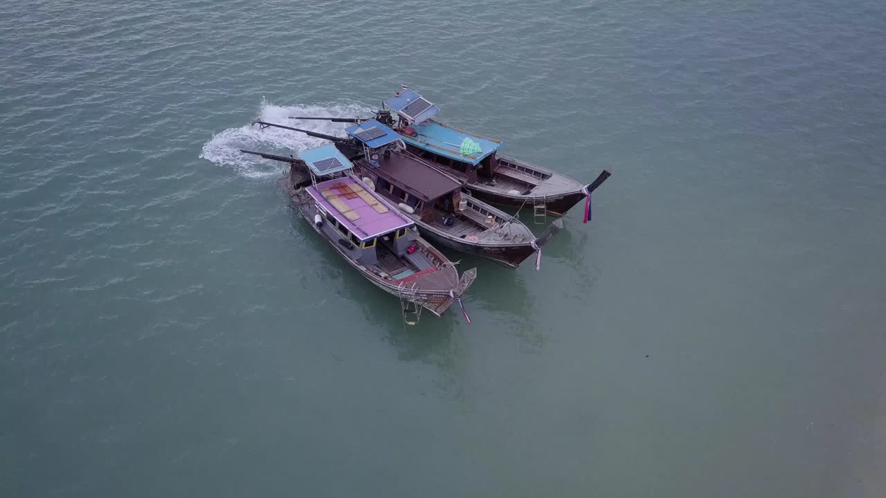 태국 푸켓 해안 근처 바다에 떠 있는 전통 태국 보트 3척