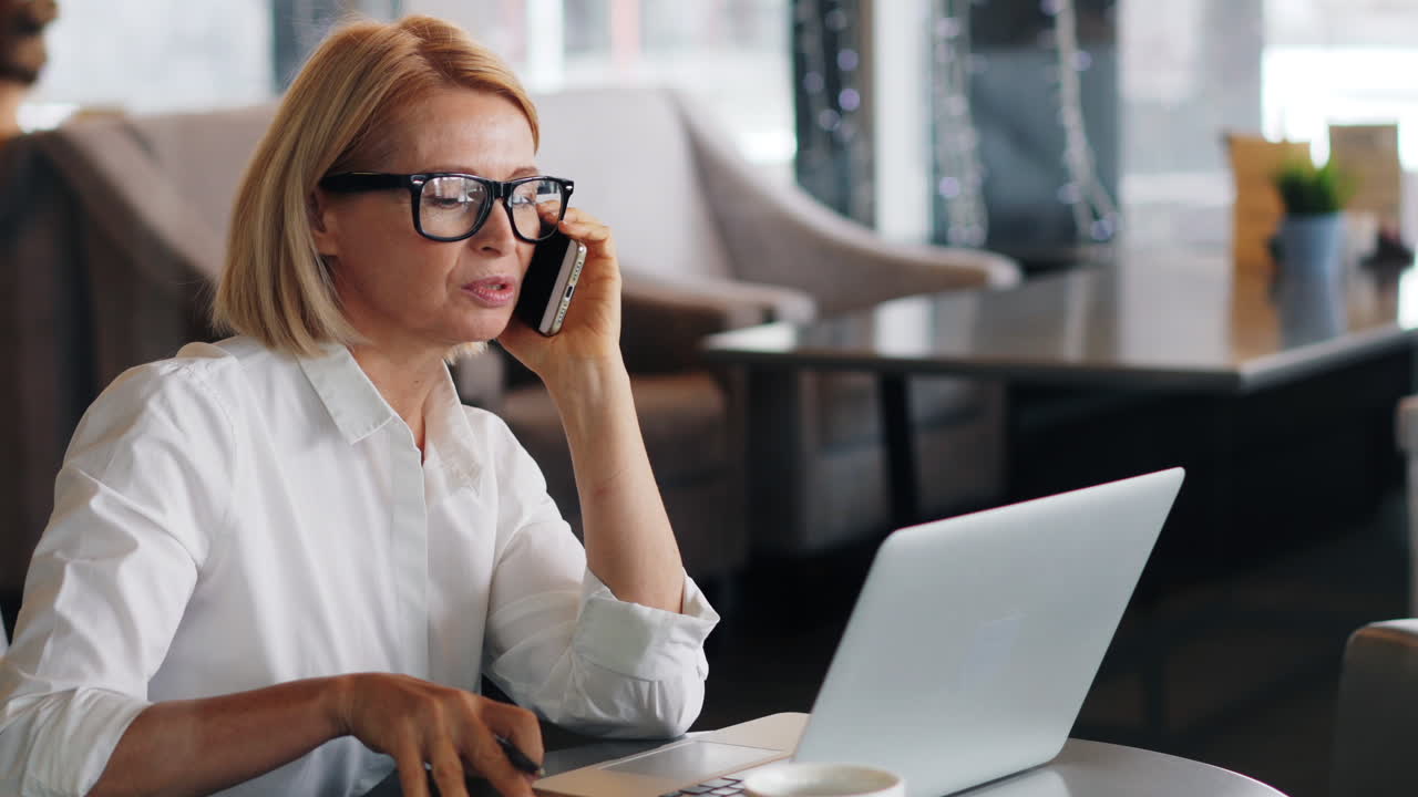 Donna d'affari al telefono al bar