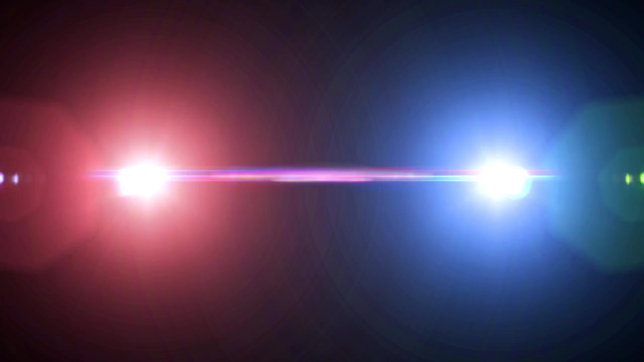 Transizione dinamica con bagliori dell'obiettivo rossi e blu che si fondono in luce brillante