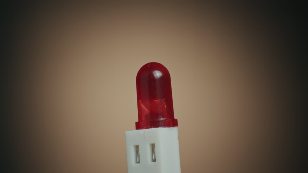 회전 테이블에 있는 전자 부품의 빨간색 표시등과 매크로 샷을 닫습니다.