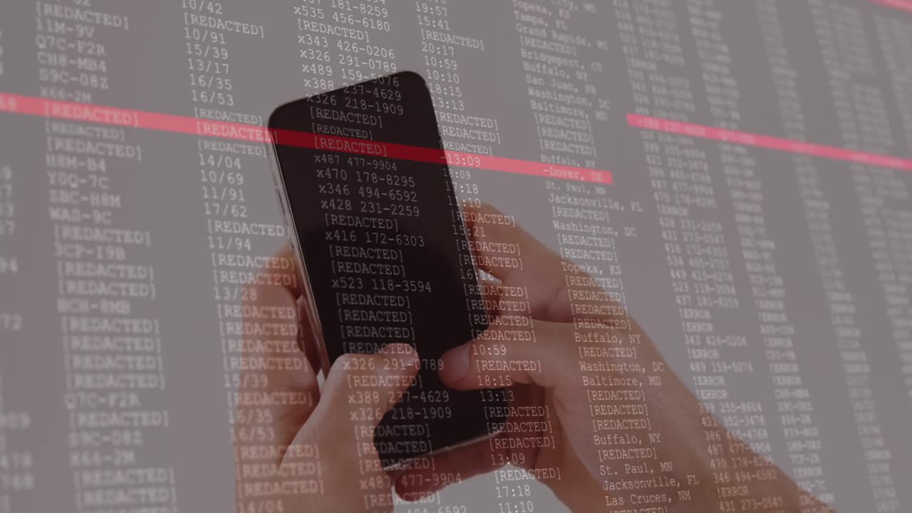 animación del procesamiento de datos en pantallas de computadora sobre el hombre usando un teléfono inteligente