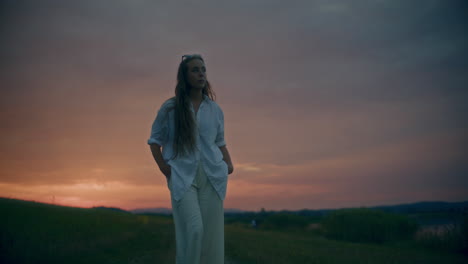 Mujer-Caminando-Al-Atardecer-Anochecer