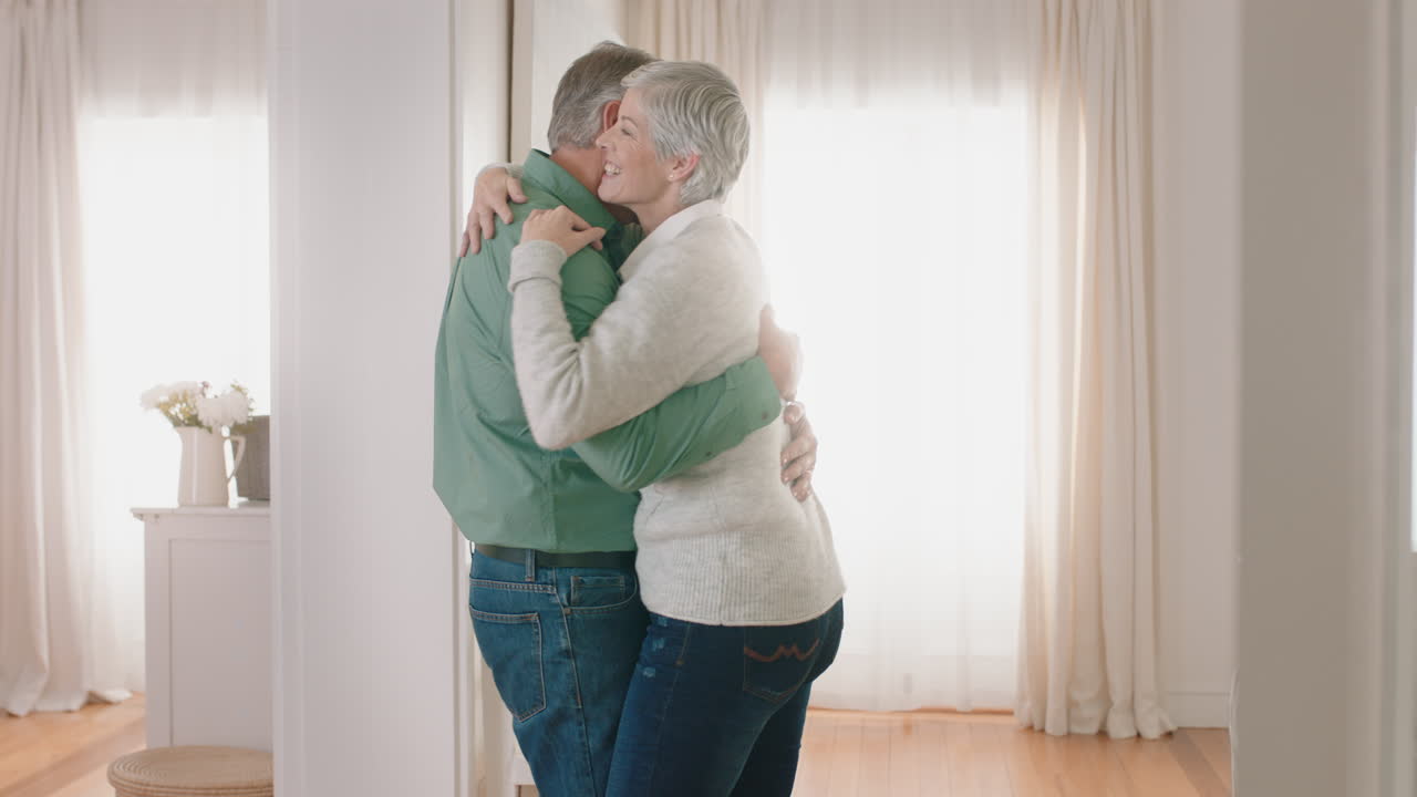 행복한 성숙한 커플이 집에서 춤을 추고 로맨틱한 춤을 즐기고 함께 관계의 이정표를 축하하고 평화로운 은퇴를 4k