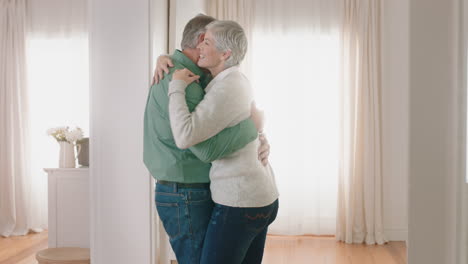 feliz pareja madura bailando en casa disfrutando de un baile romántico juntos celebrando el hito de la relación teniendo una jubilación pacífica 4k