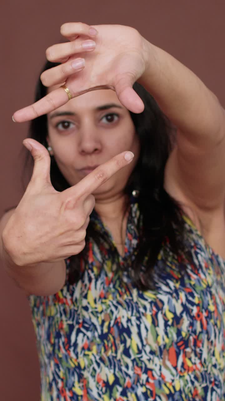 Mujer haciendo un marco con las manos