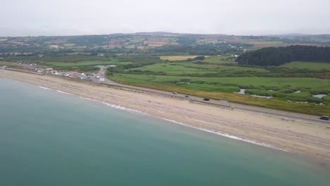 Carretera-Costera-De-Cornualles-A-Lo-Largo-De-La-Playa-Británica,-Vista-Aérea-De-Carros