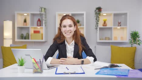 Mujer-Trabajadora-De-Oficina-En-Casa-Mirando-La-Cámara-Con-Emoción-Y-Sintiéndose-Feliz.