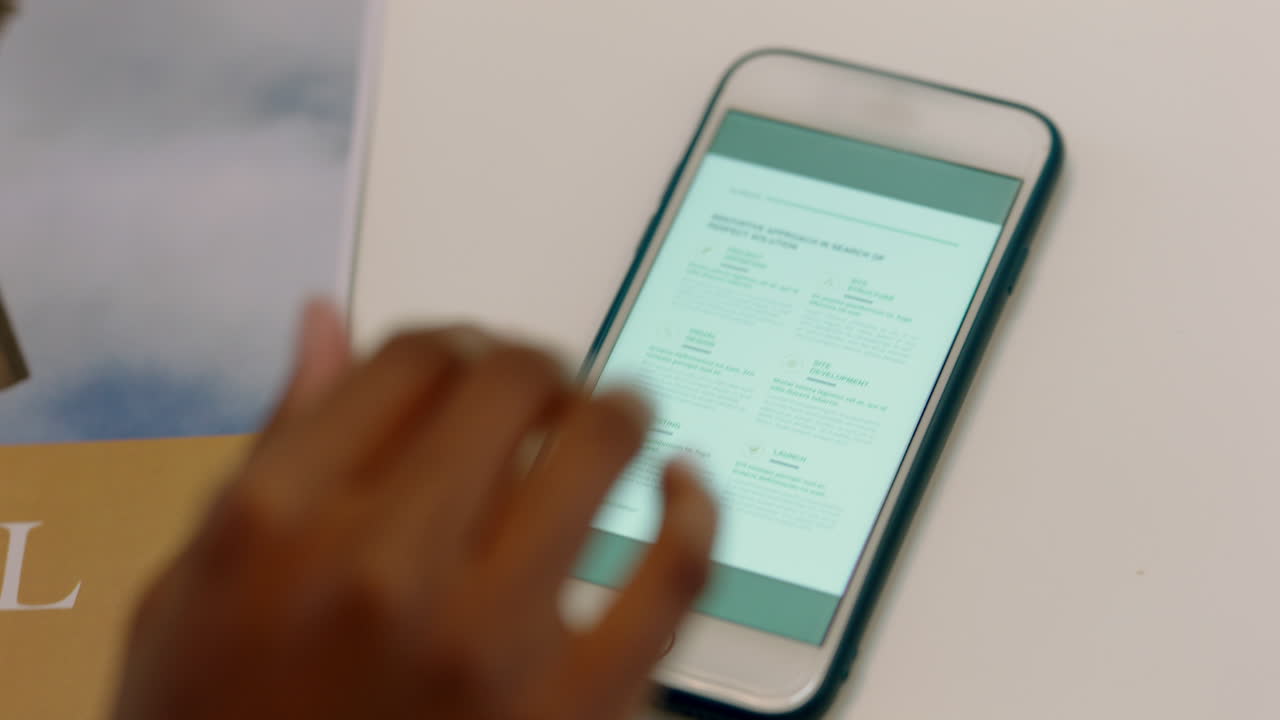 manos de mujer de negocios usando un teléfono inteligente navegando por documentos corporativos en la pantalla táctil del teléfono móvil trabajando en línea de cerca