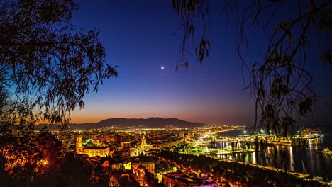 Ciudad-Junto-Al-Mar-Iluminada-Por-La-Noche-Timelapseshot-Toma-Gran-Angular-De-Toda-La-Ciudad