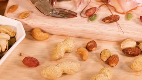 variedad de nueces, carnes, mariscos y productos lácteos