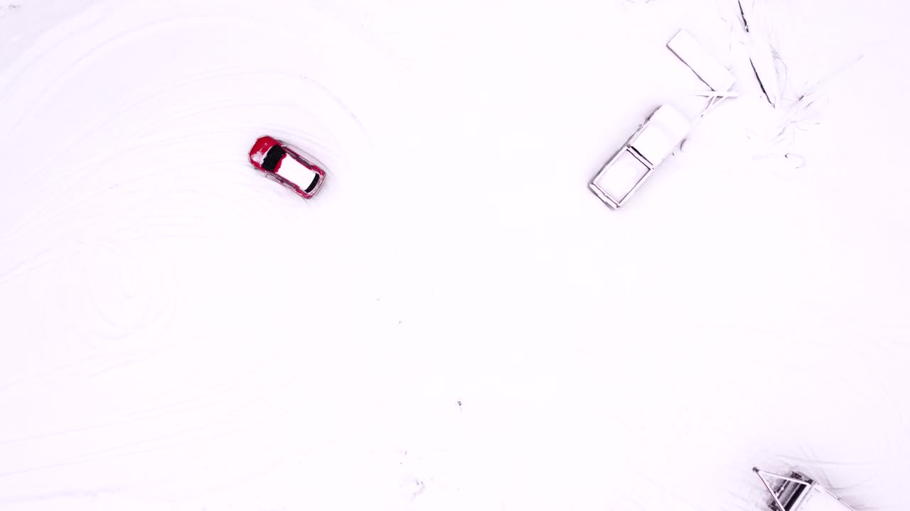 conduciendo un suv naranja mientras nieva