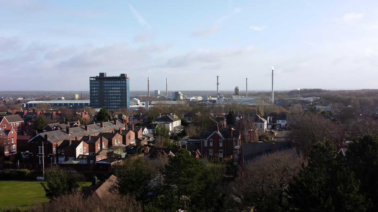 푸른 마천루, 머지사이드, 영국이 있는 산업 세인트 헬렌스 타운 하우스까지 공원 나무 위로 공중 전망