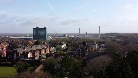 vista aérea sobre los árboles del parque a las casas industriales de la ciudad de st helens con rascacielos azules, merseyside, inglaterra
