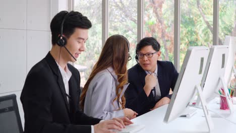 Gente-De-Negocios-Con-Auriculares-Trabajando-En-La-Oficina