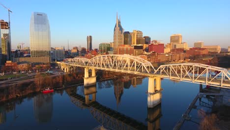 4K-Luftaufnahme-Von-Nashville,-Tennessee,-Engpass,-Gebäude,-Kreis,-Skyline,-Stadtverkehr