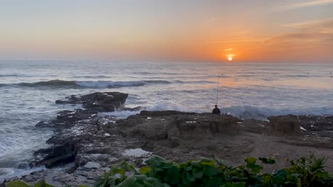 Silhouette-Des-Fischerfischens-Bei-Sonnenuntergang-Mit-Spinnrute