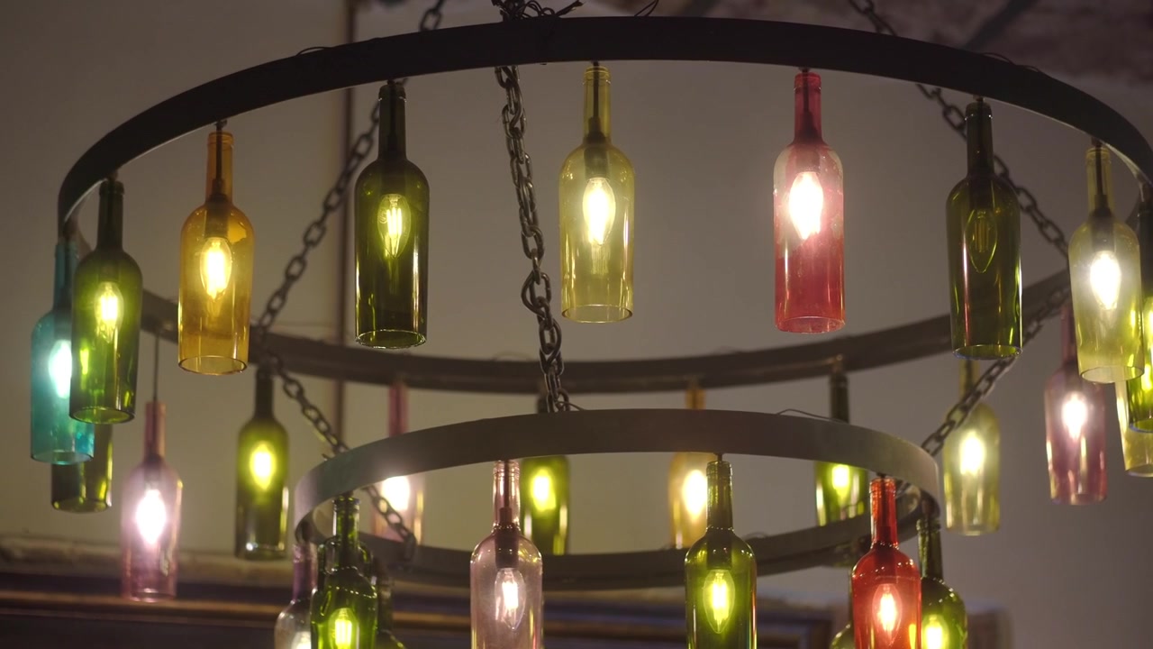 Lampu Gantung Dekoratif Terbuat dari Botol Kaca Daur Ulang Berwarna-warni