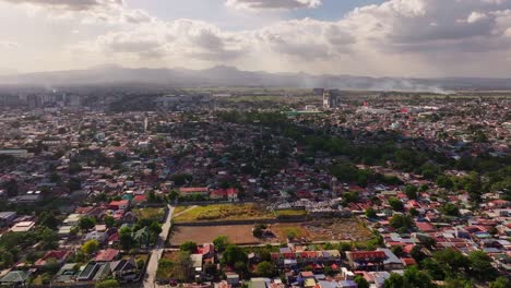 Barrio-Asiático-De-La-Ciudad-De-Ángeles-Con-Campos-Agrícolas-En-Segundo-Plano.