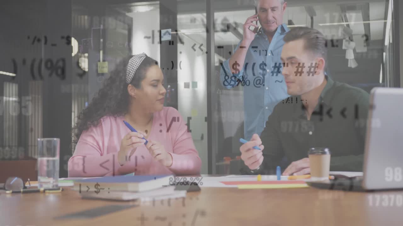 animación del procesamiento de datos sobre diversas personas de negocios que trabajan en la oficina