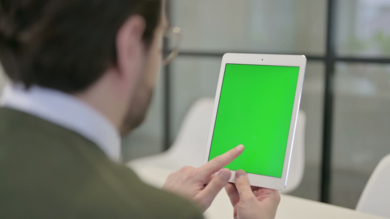 hombre de negocios usando una tableta con pantalla verde