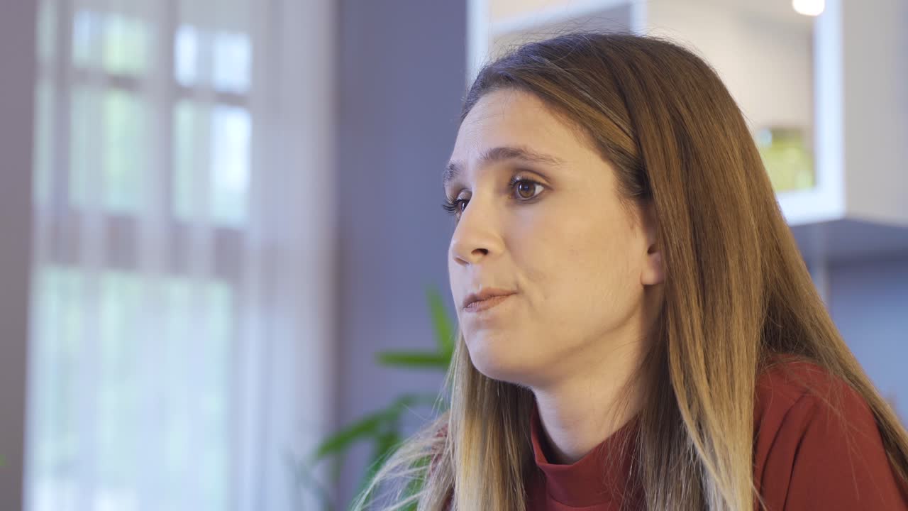 una mujer aburrida y deprimida.