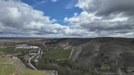 Mittelalterliches-Dorf-Burgo-De-Osma-In-Soaria,-Spanien