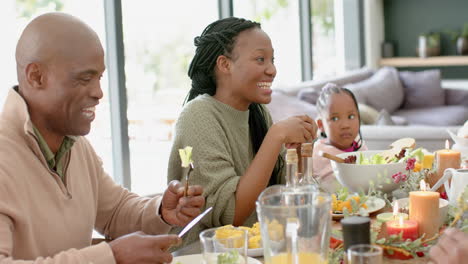 Retrato-De-Padres-Afroamericanos-E-Hija-Con-Familia-En-La-Cena-De-Acción-De-Gracias,-Cámara-Lenta