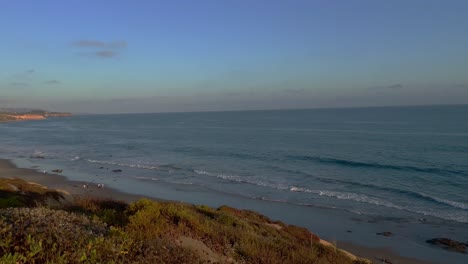 parque estatal crystal cove en corona del mar california panorámica derecha vista de la barandilla de seguridad, rocas, acantilados y pequeñas olas del océano pacífico