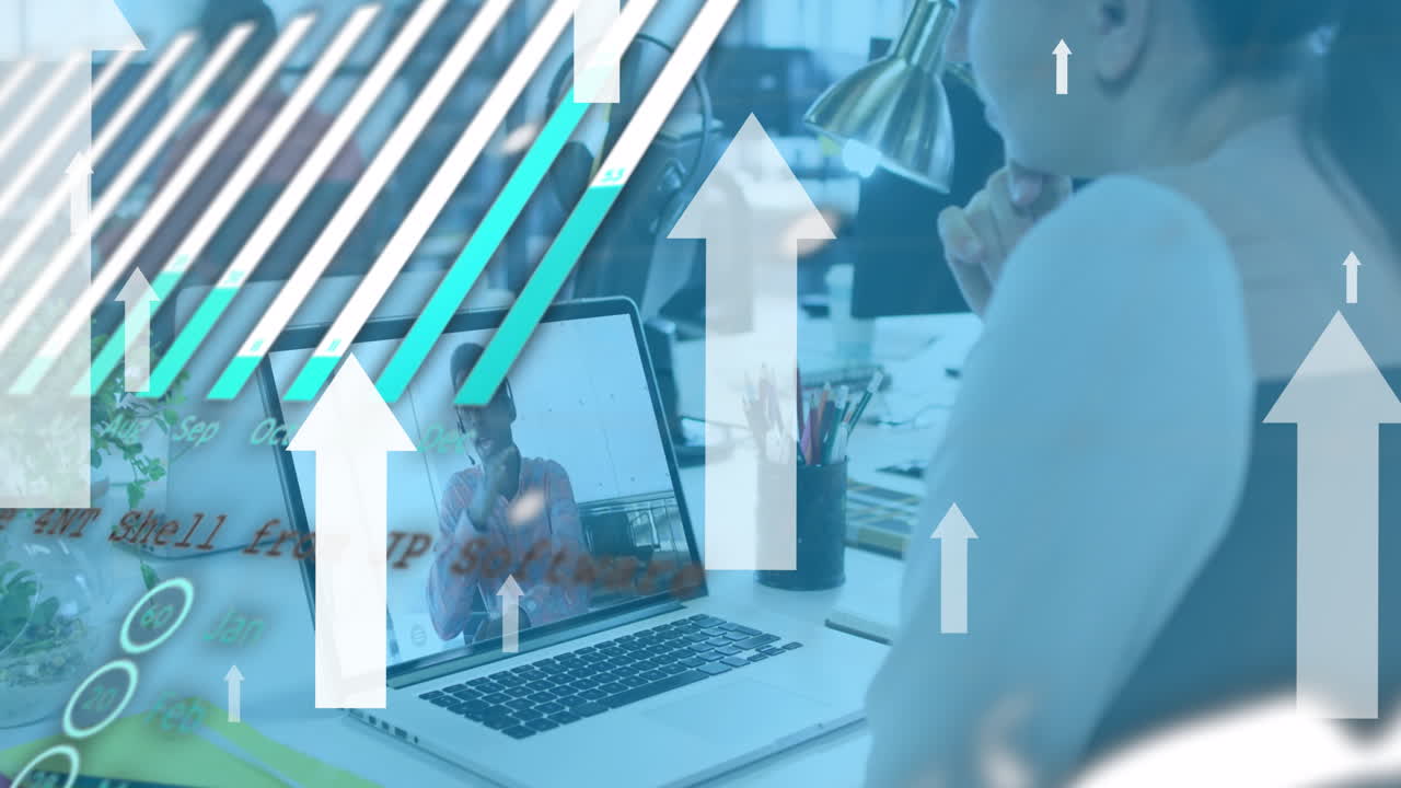 노트북에서 비디오 통화를 하는 백인 여성에 대한 화살표와 그래프의 애니메이션