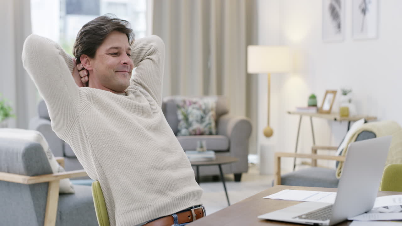 저는 집에서 일하는 것에 익숙해질 수 있습니다.