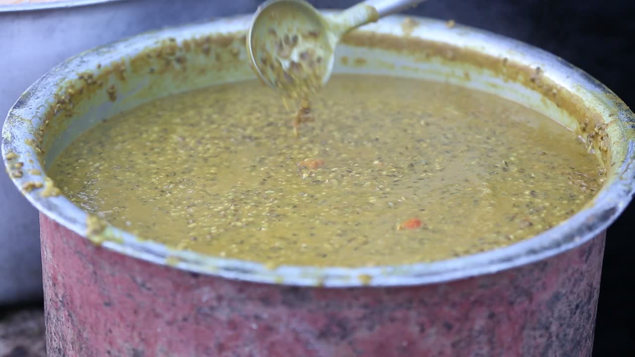 comida india, legumbres preparadas de forma tradicional en un recipiente grande
