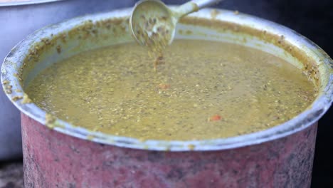 Indisches-Essen,-Hülsenfrüchte-Werden-Auf-Traditionelle-Weise-In-Einem-Großen-Behälter-Zubereitet