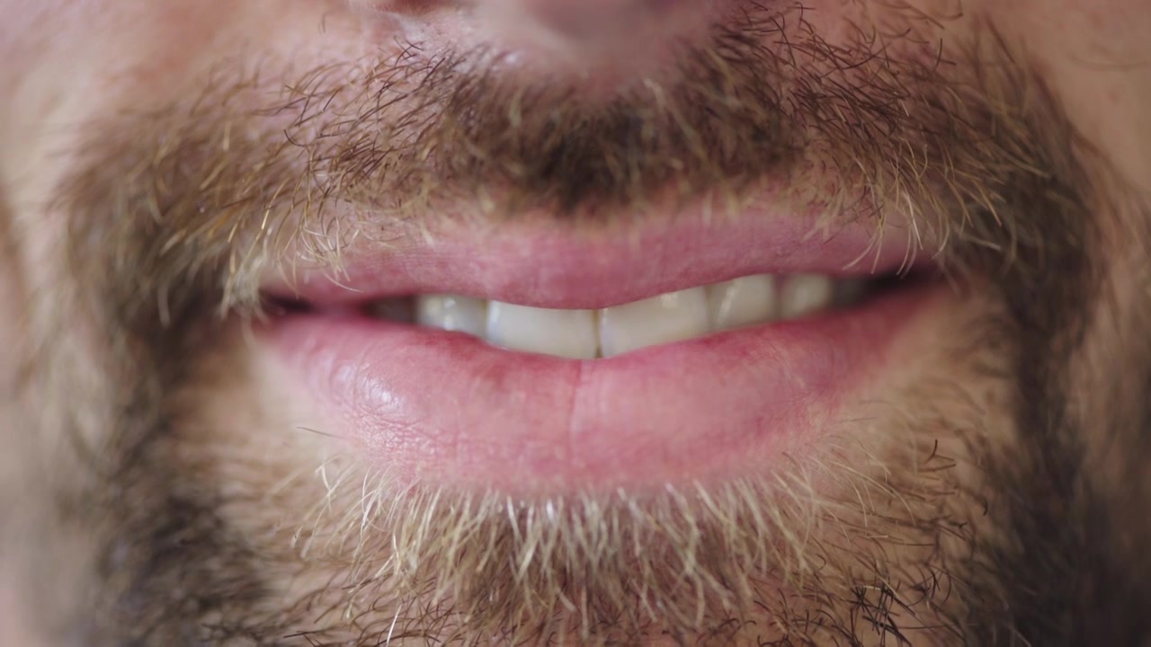 Primo piano di un uomo sorridente con la barba