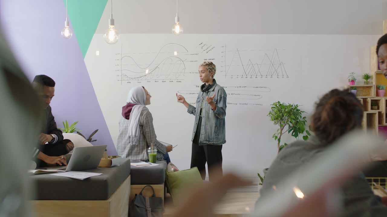 jóvenes empresarios multiétnicos celebrando un proyecto exitoso en una moderna oficina de inicio felices estudiantes diversos disfrutando de la celebración de la victoria aplaudiendo los brazos levantados