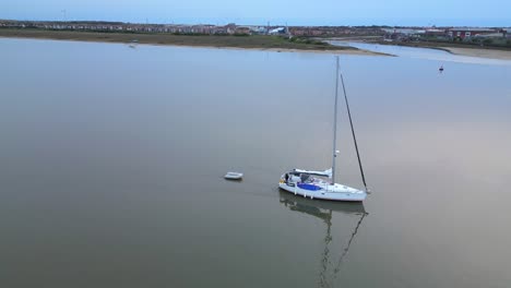 Yacht-Auf-Windstillem-Breiten-Fluss-In-Der-Abenddämmerung-An-Der-Mündung-Des-Flusses-Wyre-Fleetwood-Lancashire-Großbritannien