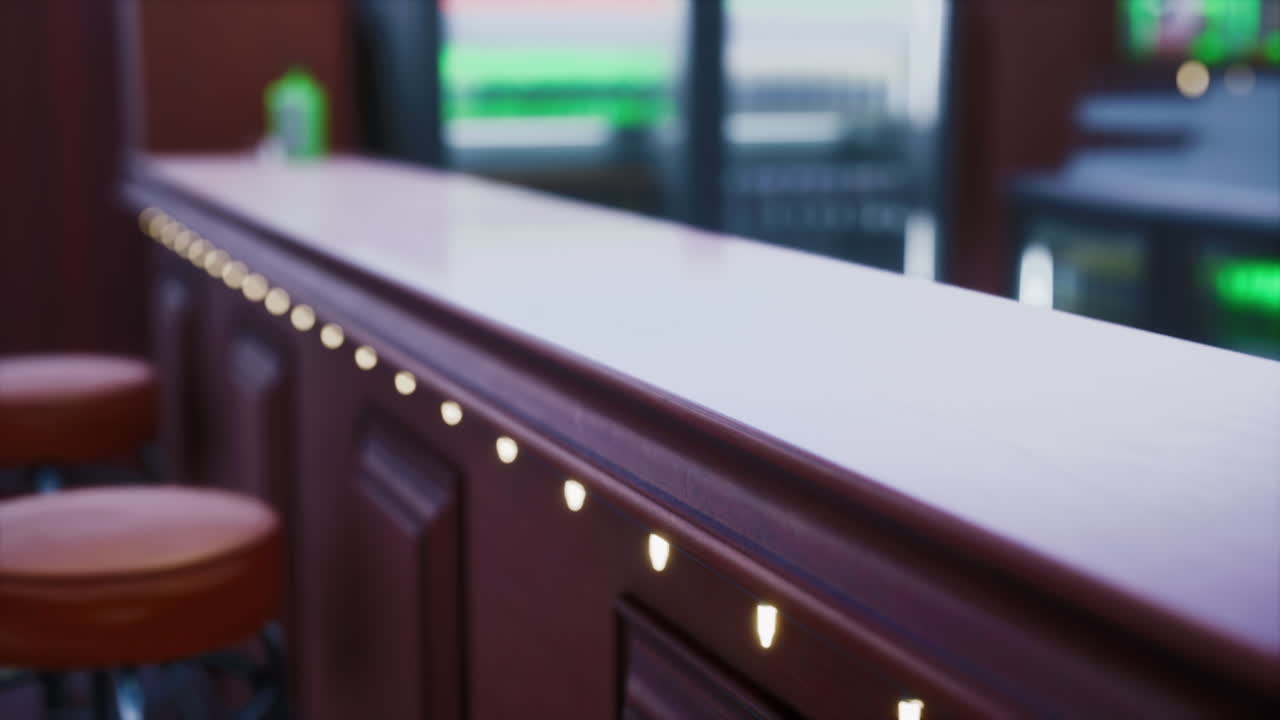 coronavirus covid-19 y un pequeño bar y restaurante local vacío