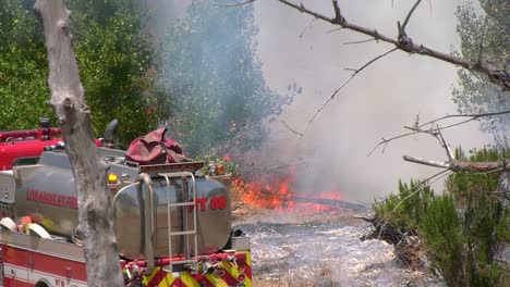 Wassertender,-Der-Flammen-Auf-Buschfeuer-Löscht