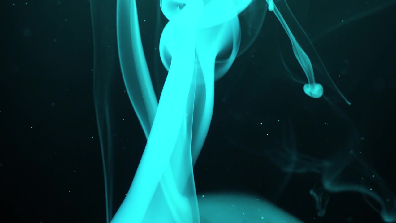 Eleganti volute di fumo blu e particelle su sfondo nero