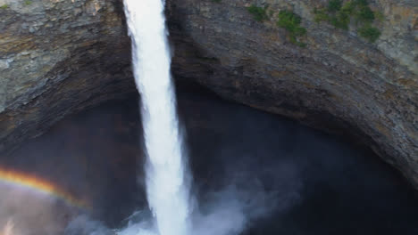 antena de una hermosa cascada y arco iris 4k
