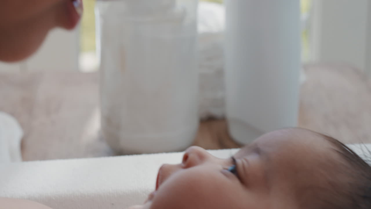 vicina madre che si prende cura del bambino sul cambio di tavolo mamma felice giocosamente rilassante bambino che si prende cura di suo figlio a casa 4k footage