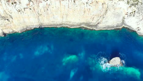 drone disparó sobre rocas y acantilados con olas golpeando una pequeña roca en el mar mediterráneo de malta 4