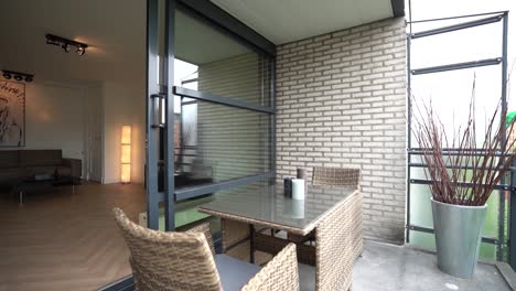balcón de la casa con mesa y sillas