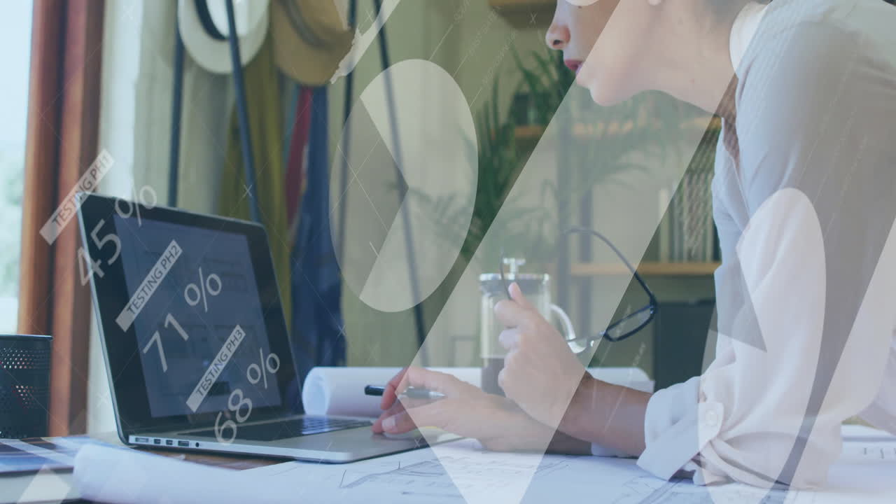 노트북을 사용하는 백인 여성에 대한 금융 데이터 처리 애니메이션