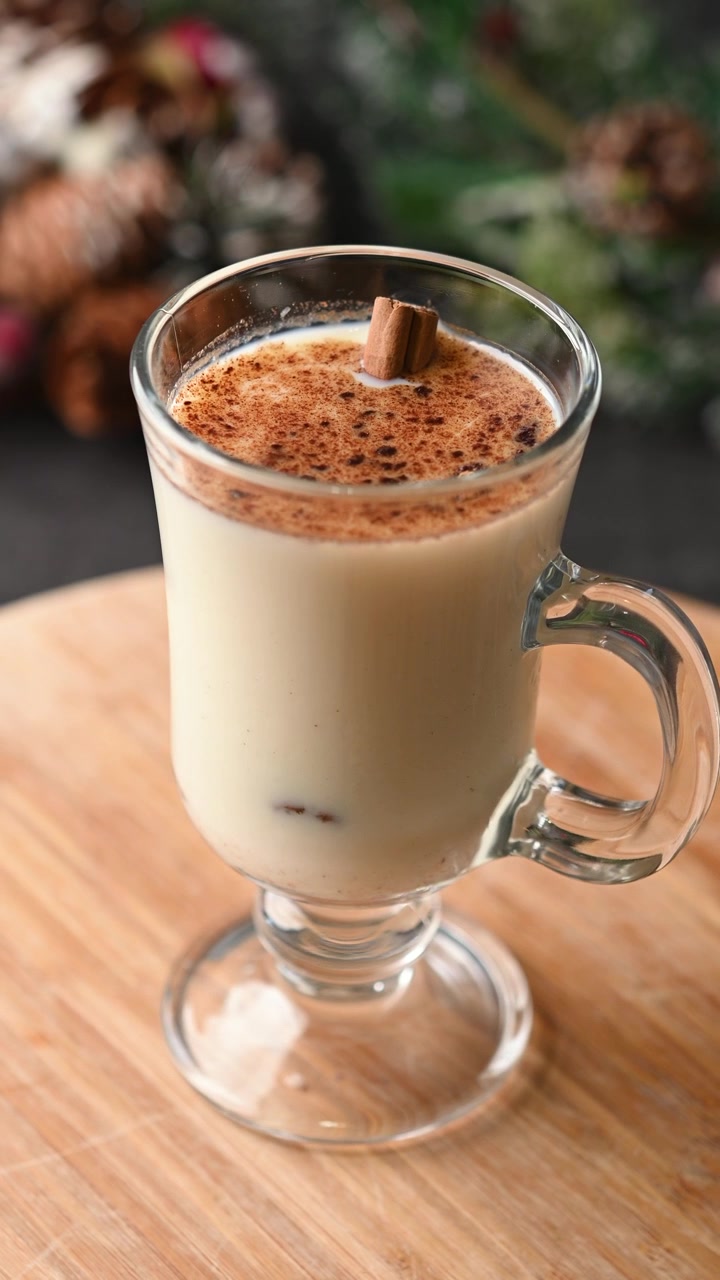 Eggnog con cannella in un bicchiere