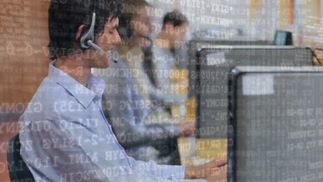 equipo de agentes del centro de llamadas que atienden a los clientes