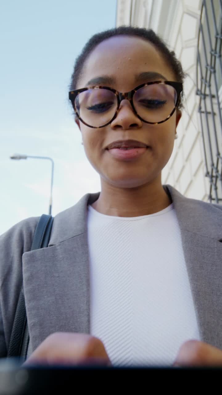 mujer de negocios usando una tableta al aire libre