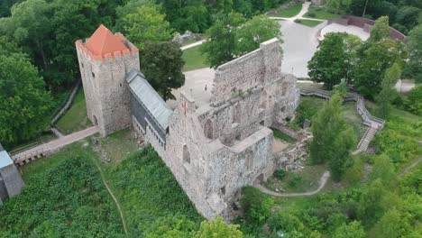 Toma-Aérea-Del-Castillo-De-Sigulda-En-Letonia