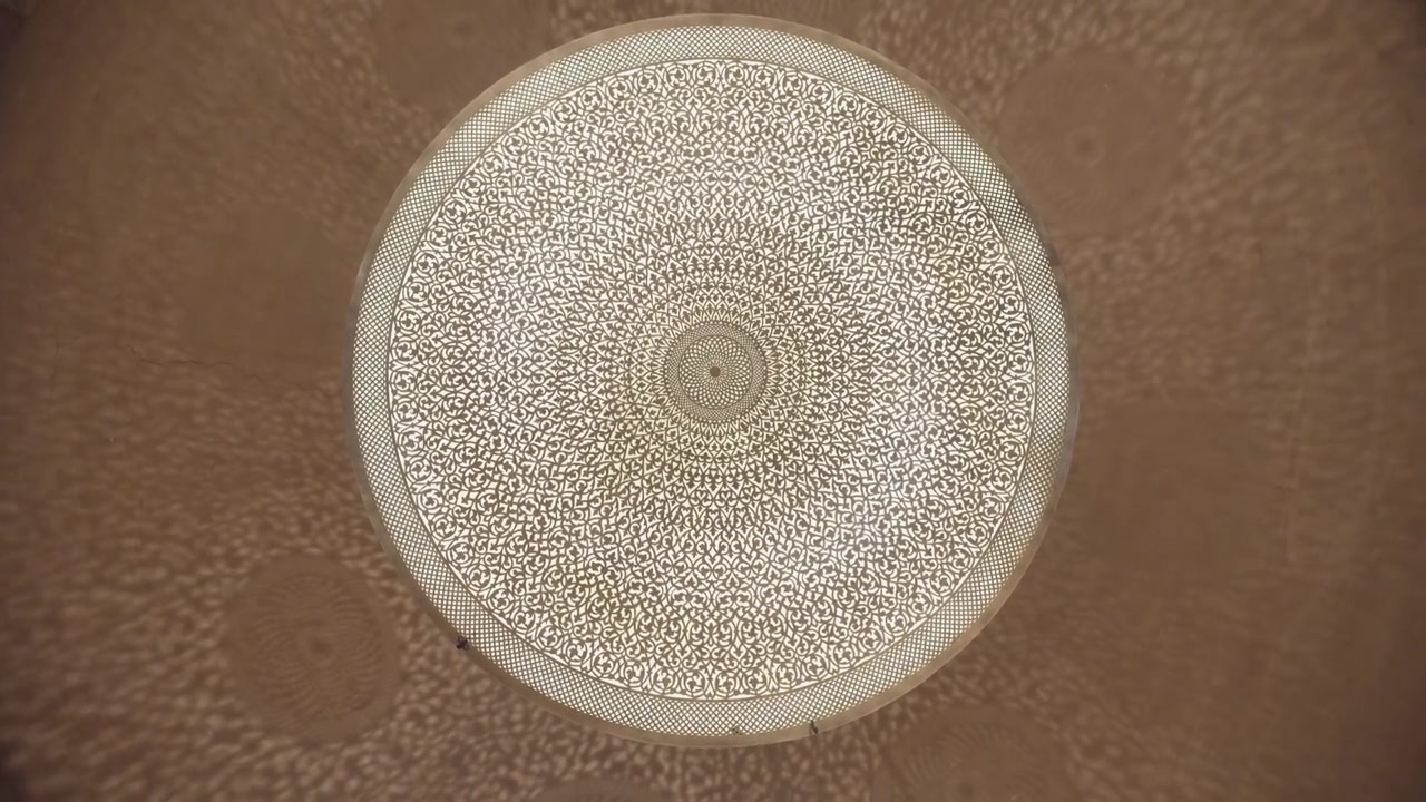 Lampada marocchina con motivo frattale appesa al soffitto, vista dal basso