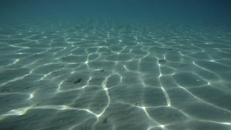 imágenes submarinas pov de un hombre nadando en kalamata, grecia